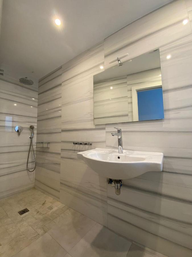 Villa New Townhouse In The Heart Of Nerja With Jacuzzi Extérieur photo